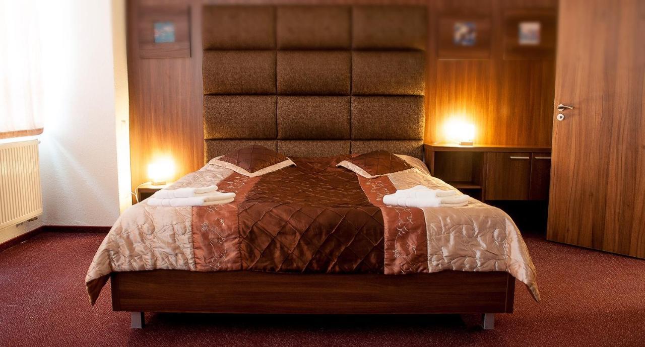 Hotel Branc, Garni Senica Dış mekan fotoğraf